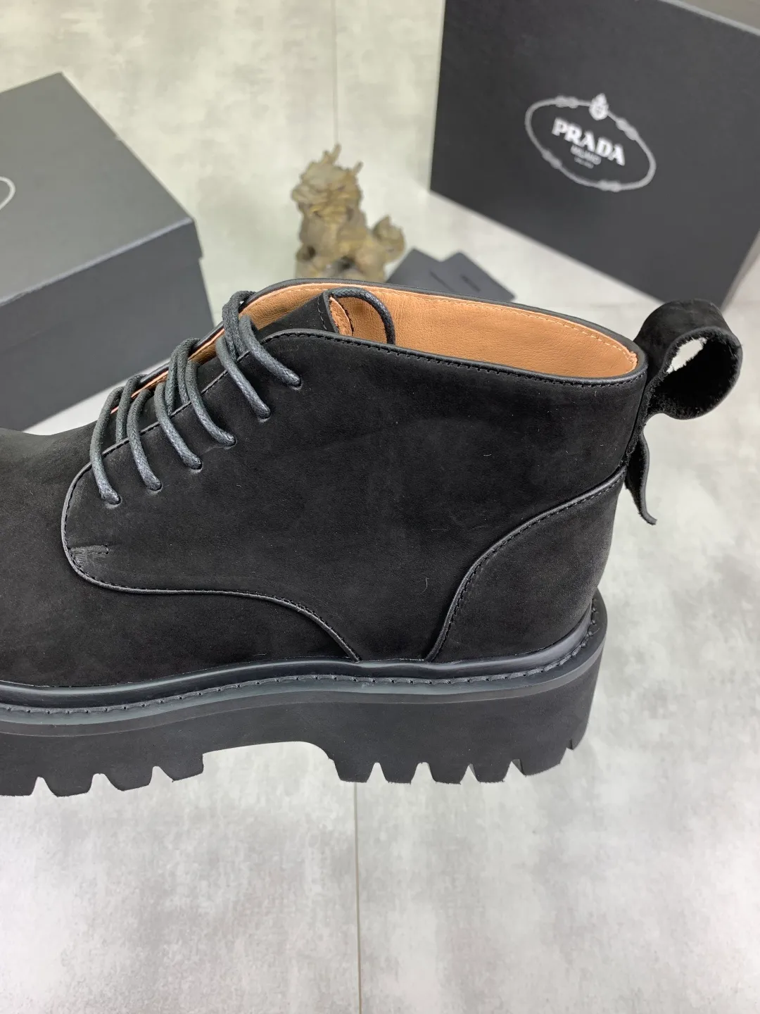 Men's shoes 💰P560 💰[New style]🔥🆕Hot model [PRADA]Prada🔝High-top Chelsea Martin boots are a high-end brand of men's shoes. The uppers are made of top-layer calfskin imported from Italy➕top-layer pigskin lining for the feet🔥, making walking more convenient and comfortable! Exclusive new style, stunning work [color]! Create a fashionable personality to set off your uniqueness! Create a fashionable personality to set off your uniqueness! A must-have for trendy men! Classic🔥super wear-resistant rubber outsole, size: 38-44 (45 can be customized) black or brown🉑️choose
